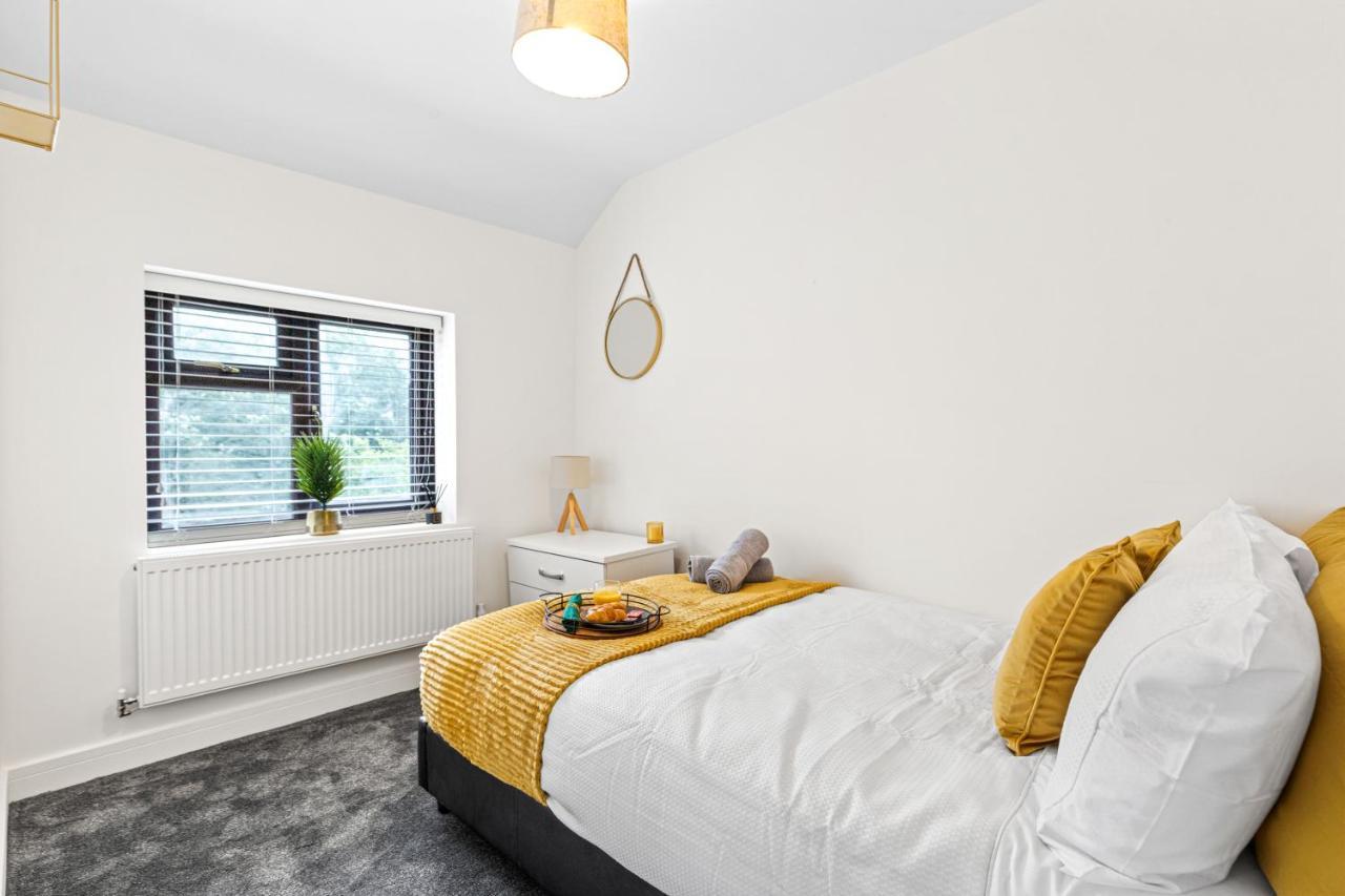 Walsall - 4 Bedroom House, Wi-Fi, Garden , Sleeps 8 - Jrr Stays Bescot Exterior foto